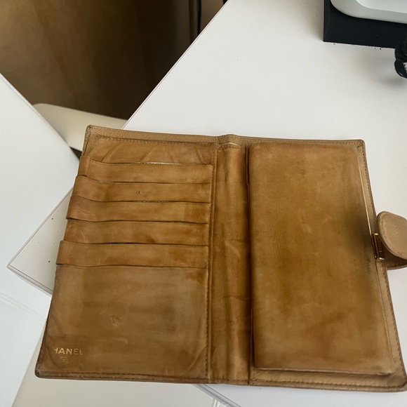 💛💛 SOLD 💛💛CHANEL AUTHENTIC BEIGE CAVIAR CC WALLET— fixer upper inside - Picture 4 of 16